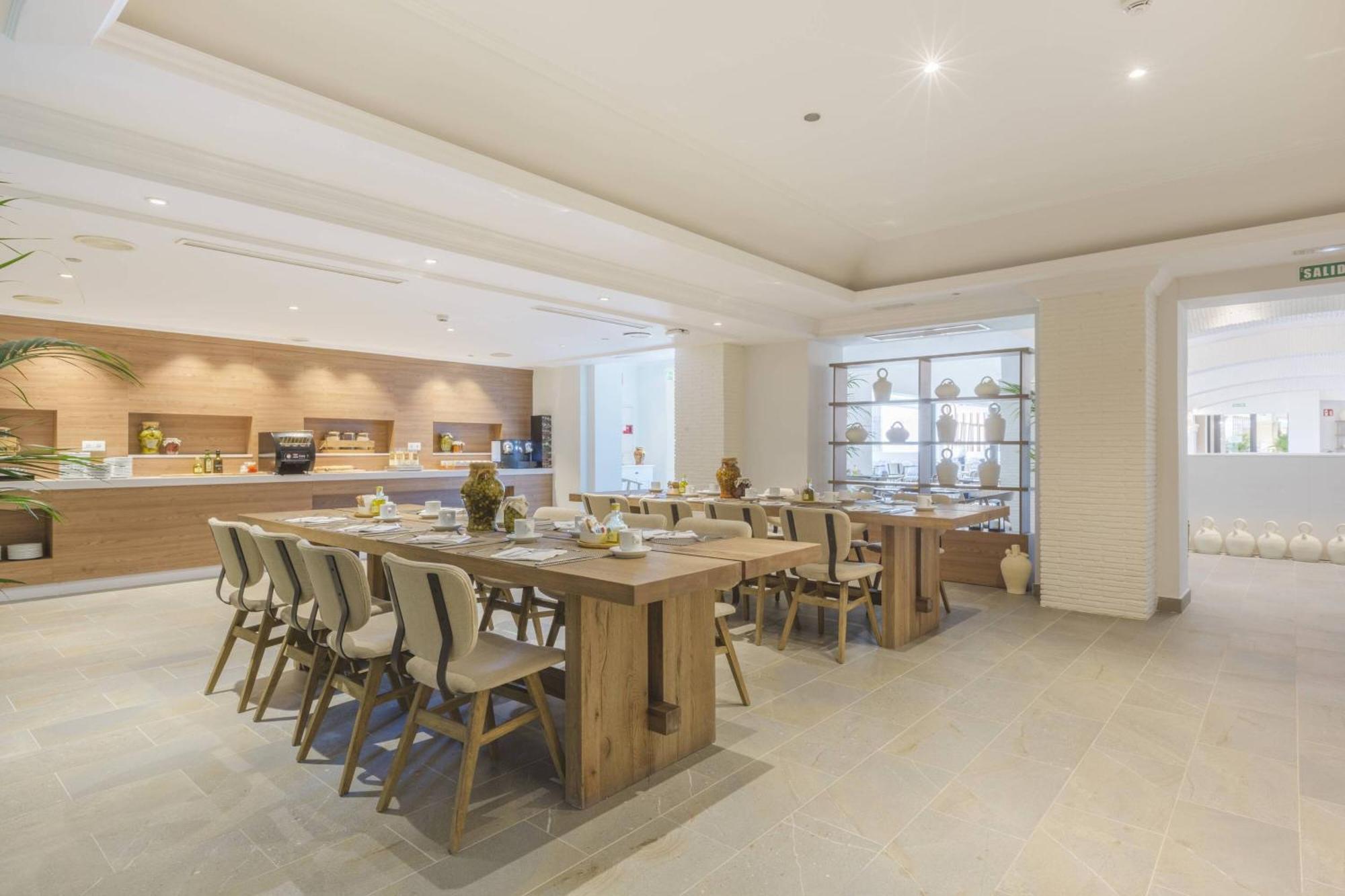 เดเนีย แมริออท ลา เซยา กอล์ฟ รีสอร์ต แอนด์ สปา Hotel ภายนอก รูปภาพ The dining room at the 100 Queen's Gate
